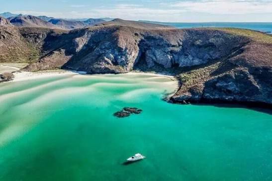 La Paz, Baja California Sur: El Destino que Redefine el Charter de Yates de Lujo